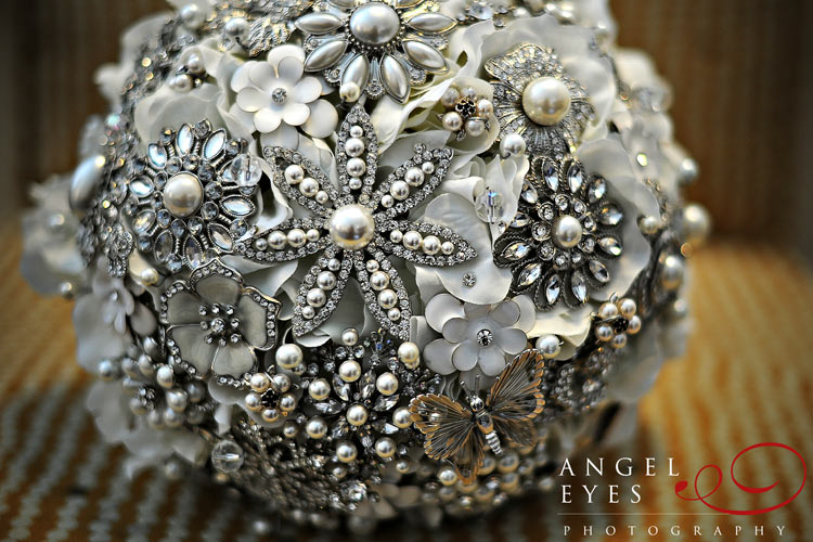 heirloom brooch bridal bouquet, Chicago wedding photography, The Rookery Building, backless bridal gown lace, downtown chicago wedding, skyline bridal party photos,Angel Eyes Photography (1 (3)