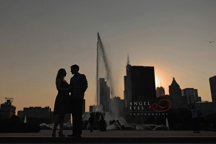 Engagement photos, Chicago Buckingham Fountain, skyline downtown photographer (10)