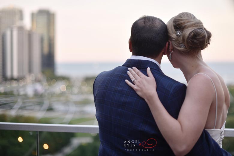 Cindy's Rooftop restaurant wedding photos, ceremony and reception with the best views in Chicago (17)
