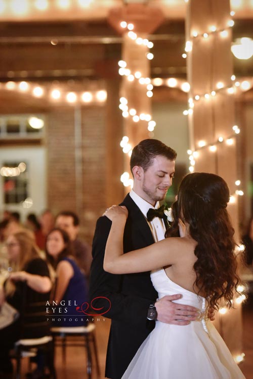 Unique wedding venue, The Starline Factory, fun wedding photos, winter wedding, Chicago wedding photographer (25)