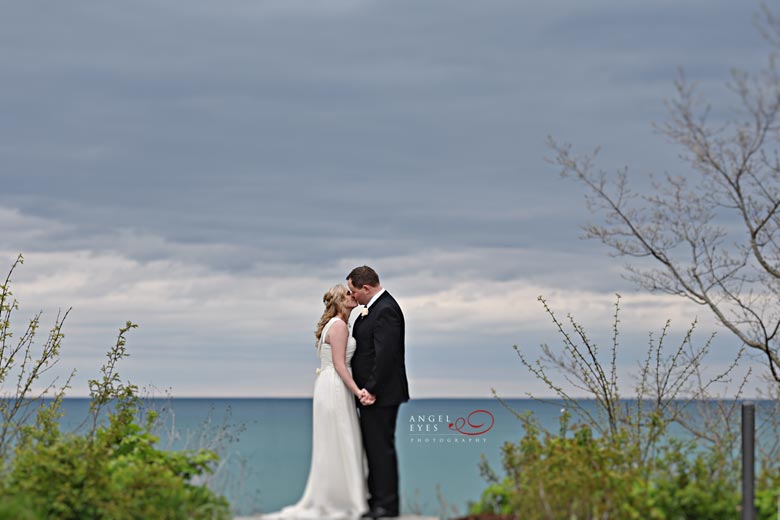 Lake Forest wedding planning, Lake Michigan romantic wedding photo, best Chicago photographer