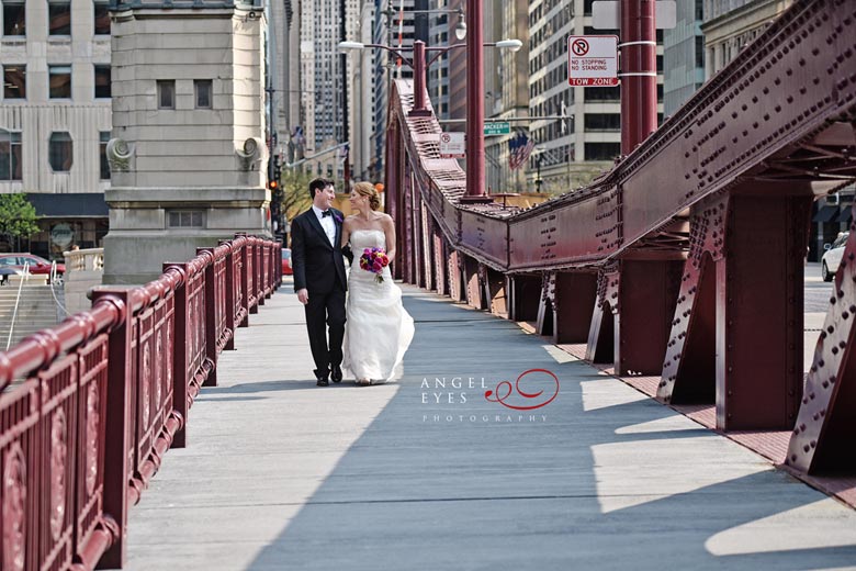 Fun Chicago wedding photos, Ines di Santo wedding dress, Lasalle steet bridge photos (3)