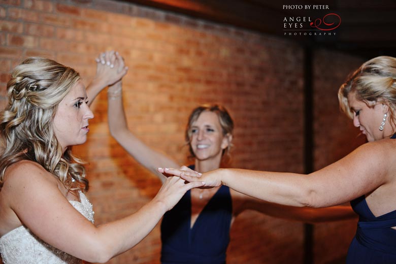 sisters-dancing-at-a-wedding